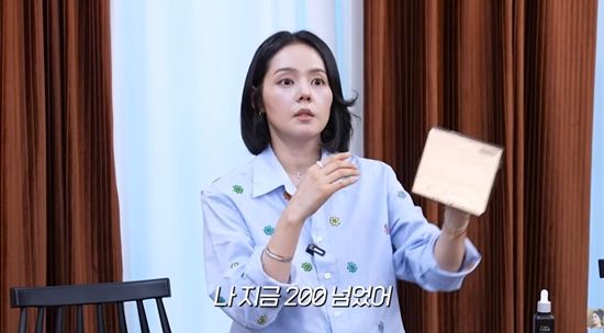 혈당 수치에 놀라는 한가인. 사진=유튜브 채널 '자유부인 한가인'