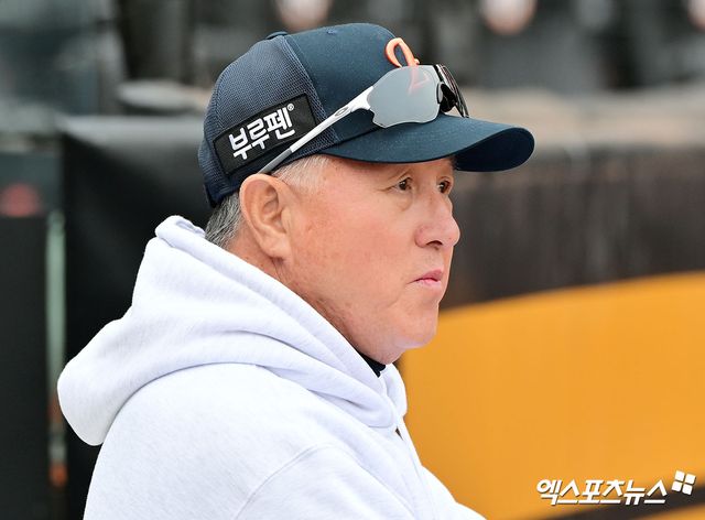 30일 오후 대전 한화생명 볼파크에서 열리는 '2025 신한 SOL Bank KBO 한국시리즈' LG 트윈스와 한화 이글스의 4차전 경기, 한화 김경문 감독이 선수들의 훈련을 지켜보고 있다. 대전, 김한준 기자