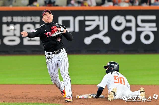 29일 오후 대전 한화생명 볼파크에서 열린 '2025 신한 SOL Bank KBO 한국시리즈' LG 트윈스와 한화 이글스의 3차전 경기, 7회말 무사 1루 LG 오지환이 한화 하주석의 번트때 이원석을 포스아웃 시킨 후 1루로 송구하고 있다. 대전, 김한준 기자
