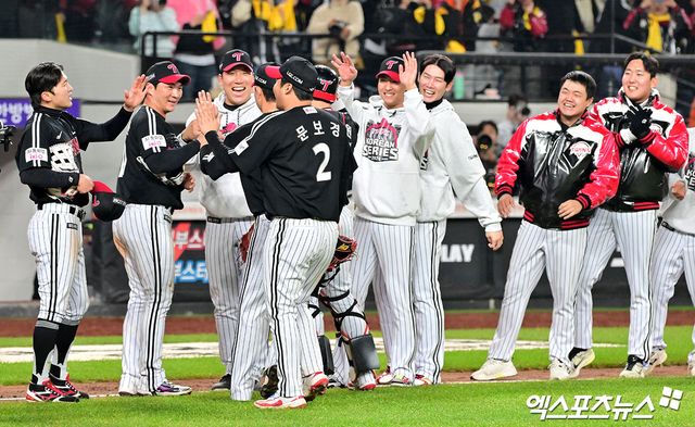 30일 오후 대전 한화생명 볼파크에서 열린 '2025 신한 SOL Bank KBO 한국시리즈' LG 트윈스와 한화 이글스의 4차전 경기, 9회에만 6점을 뽑아낸 LG가 한화에 7:4 역전승을 거두며 통합우승에 단 1승만을 남겨뒀다. 이날 경기에서 승리한 LG 선수들이 기뻐하고 있다. 대전, 김한준 기자