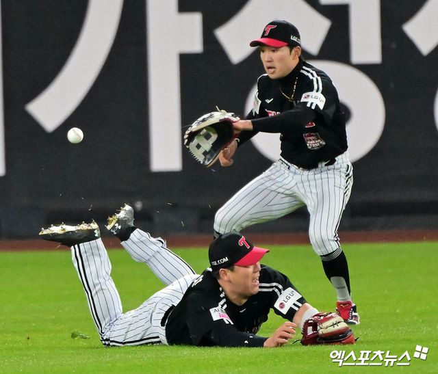 29일 오후 대전 한화생명 볼파크에서 열린 '2025 신한 SOL Bank KBO 한국시리즈' LG 트윈스와 한화 이글스의 3차전 경기, 8회말 1사 1,3루 LG 김현수가 한화 문현빈의 타구를 잡기 위해 다이빙 캐치를 시도하고 있다. 엑스포츠뉴스DB