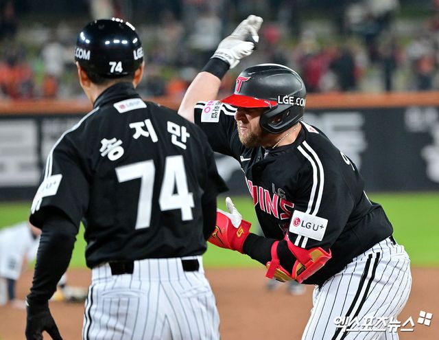  30일 오후 대전 한화생명 볼파크에서 열린 '2025 신한 SOL Bank KBO 한국시리즈' LG 트윈스와 한화 이글스의 4차전 경기, 9회초 2사 3루 LG 오스틴이 1타점 적시타를 날리고 있다. 대전, 김한준 기자