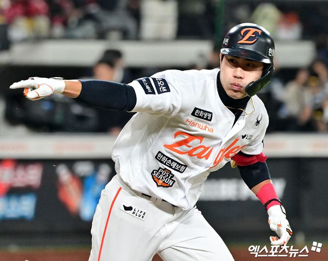 한국시리즈 3차전 결승타의 주인공 심우준이 선발 명단에 포함됐다. 한화는 30일 대전 한화생명 볼파크에서 열리는 LG 트윈스와 2025 신한 SOL 뱅크 KBO 한국시리즈 4차전을 앞두고 선발 라인업을 발표했다. 지난 29일 3차전에서 한 차례 아쉬운 수비를 선보였던 하주석이 2루수로 이동했다. 동시에 심우준이 처음으로 이번 한국시리즈 선발 명단에 이름을 올렸다. 심우준은 삼성 라이온즈와의 플레이오프 총 5경기에서 타율 0.077(13타수 1안타) 4삼진으로 매우 부진했다. 그러나 지난 한국시리즈 3차전에 교체 출전해 경기를 뒤집는 역전 2타점 적시 2루타를 때려내며 팀 승리의 주역이 되고 '데일리 MVP'를 탔다. 대전, 김한준 기자