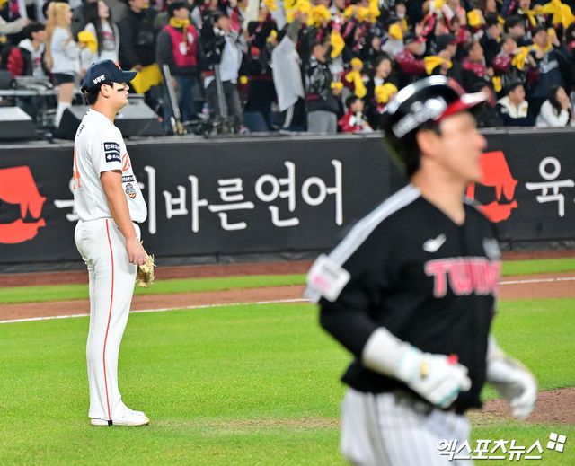 30일 오후 대전 한화생명 볼파크에서 열린 '2025 신한 SOL Bank KBO 한국시리즈' LG 트윈스와 한화 이글스의 4차전 경기, 9회초 무사 1루 한화 김서현이 LG 박동원에게 투런 홈런을 허용한 후 아쉬워하고 있다. 대전, 김한준 기자