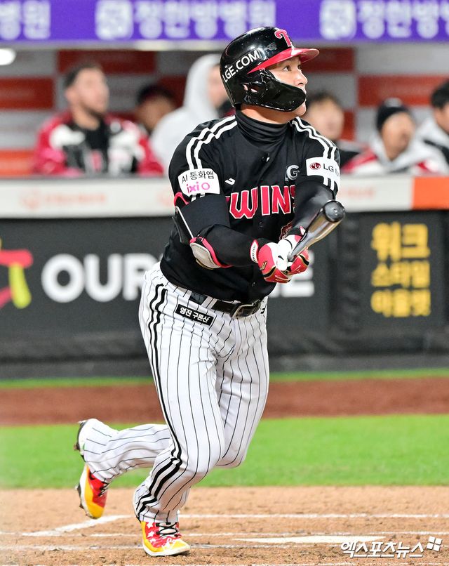  29일 오후 대전 한화생명 볼파크에서 열린 '2025 신한 SOL Bank KBO 한국시리즈' LG 트윈스와 한화 이글스의 3차전 경기, 2회초 1사 1루 LG 오지환이 타격을 하고 있다. 결과는 우익수 플라이 아웃. 대전, 김한준 기자
