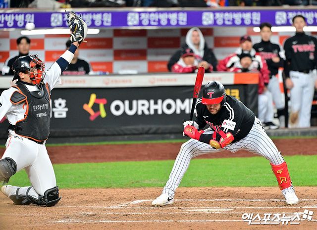 29일 오후 대전 한화생명 볼파크에서 열린 '2025 신한 SOL Bank KBO 한국시리즈' LG 트윈스와 한화 이글스의 3차전 경기, 8회초 1사 1,3루 LG 오스틴이 높은 공을 피하고 있다. 엑스포츠뉴스DB