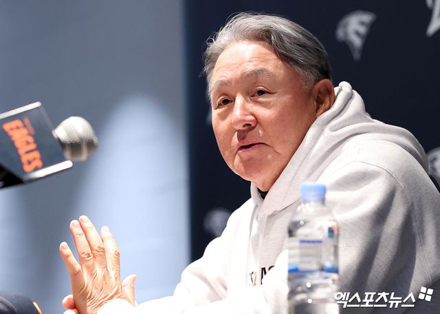 30일 오후 대전 한화생명 볼파크에서 열린 '2025 신한 SOL Bank KBO 한국시리즈' LG 트윈스와 한화 이글스의 4차전 경기, 김경문 한화 감독이 경기를 앞두고 취재진과 인터뷰에 응하고 있다. 대전, 김한준 기자