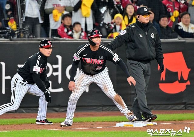 30일 오후 대전 한화생명 볼파크에서 열린 '2025 신한 SOL Bank KBO 한국시리즈' LG 트윈스와 한화 이글스의 4차전 경기, 5회초 무사 2루 LG 오지환이 박동원의 우익수 플라이때 태그업을 시도해 3루까지 진루하고 있다. 대전, 김한준 기자