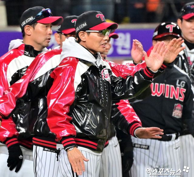 30일 오후 대전 한화생명 볼파크에서 열린 '2025 신한 SOL Bank KBO 한국시리즈' LG 트윈스와 한화 이글스의 4차전 경기, 9회에만 6점을 뽑아낸 LG가 한화에 7:4 역전승을 거두며 통합우승에 단 1승만을 남겨뒀다. 이날 경기에서 승리한 LG 염경엽 감독이 기뻐하고 있다. 대전, 김한준 기자