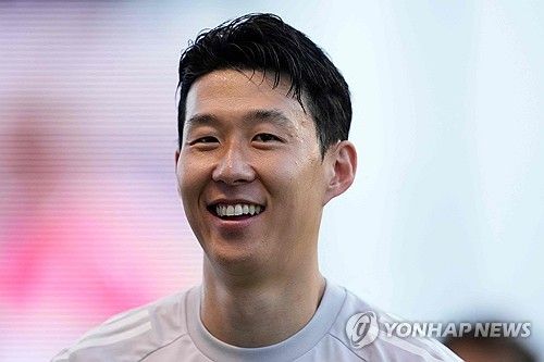 지난여름 미국 메이저리그사커(MLS) 역대 최고 이적료 기록을 갈아치우며 로스앤젤레스FC(LAFC)에 입단한 손흥민이 인터 마이애미에서 활약 중인 '축구의 신' 리오넬 메시에 이어 MLS 전체에서 두 번째로 높은 연봉을 받는 것으로 확인됐다. 글로벌 스포츠 매체 '디 애슬레틱'이 30일(한국시간) MLS선수협회(MLSPA)가 최근 업데이트한 자료를 토대로 공개한 내용에 따르면 현재 손흥민의 보장 연봉은 약 1115만 달러(약 159억원)다.&nbsp;LAFC가 선수들에게 지불하는 전체 연봉의 40%에 육박하는 금액이다. 연합뉴스