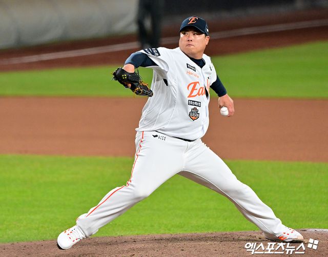 31일 오후 대전 한화생명 볼파크에서 열린 '2025 신한 SOL Bank KBO 한국시리즈' LG 트윈스와 한화 이글스의 5차전 경기, 8회초 한화 류현진이 공을 힘차게 던지고 있다. 대전, 김한준 기자