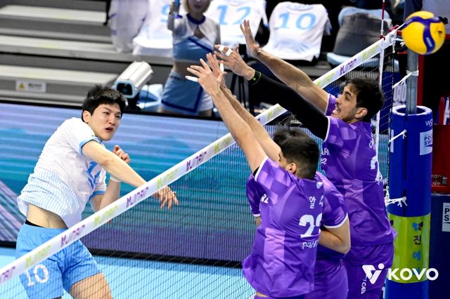31일 오후 인천 계양체육관에서 열린 '진에어 2025-2026 V-리그' 남자부 1라운드 대한항공과 우리카드의 경기, 대한항공 정지석이 공격을 시도하고 있다. KOVO