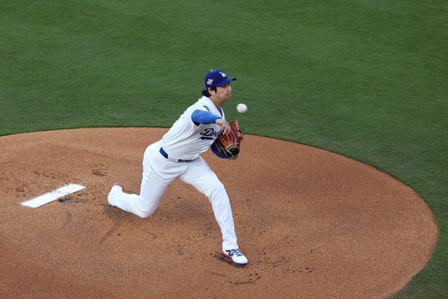 LA 다저스가 월드시리즈 2승3패로 밀려 벼랑 끝에 몰린 가운데 오타니 쇼헤이의 불펜 활용도 검토하고 있다. 데이브 로버츠 다저스 감독은 31일 캐나다 온타리오주 토론토의 로저스센터에서 열린 기자회견에서 '모든 가능성을 고려하고 있다. 우선 6차전에서 이기는 게 최우선'이라며 '이길 수 있다면 무엇이든 할 것이다. 최선의 결과를 낼 수 있도록 준비할 것'이라고 밝혔다. 오타니의 6차전 구원 등판 여부에 대해서도 '탈락이 걸린 상황이기 때문에 그런 기용에 대해서도 당연히 논의해야 한다'고 설명했다. 연합뉴스