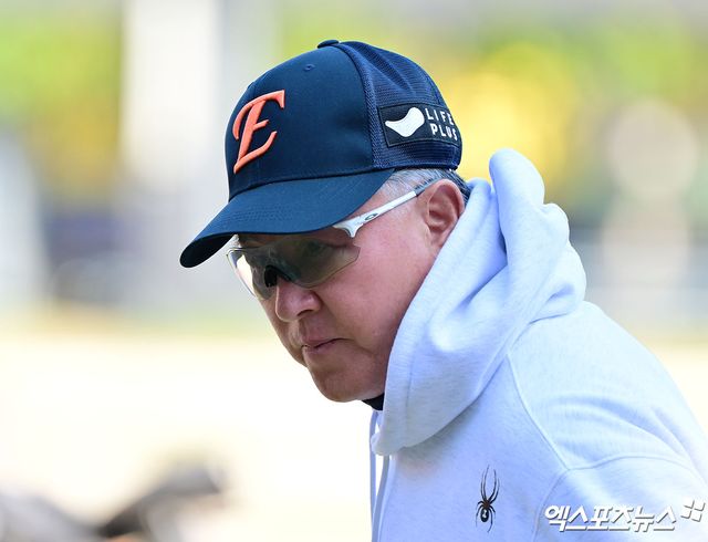 김경문 감독이 이끄는 한화는 31일 대전 한화생명 볼파크에서 열리는 2025 신한 SOL Bank 한국시리즈 5차전에 손아섭(지명타자)~루이스 리베라토(중견수)~문현빈(좌익수)~노시환(3루수)~채은성(1루수)~하주석(2루수)~최재훈(포수)~이원석(우익수)~심우준(유격수)으로 이어지는 타선을 꾸렸다. 선발투수는 우완 파이어볼러 문동주가 마운드에 오른다. 대전, 김한준·박지영 기자