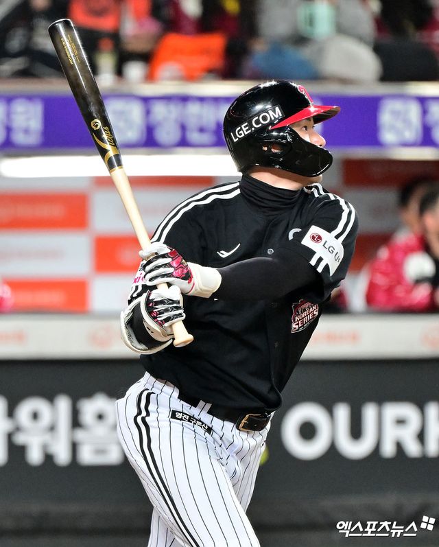 30일 오후 대전 한화생명 볼파크에서 열린 '2025 신한 SOL Bank KBO 한국시리즈' LG 트윈스와 한화 이글스의 4차전 경기, 3회초 1사 1루 LG 홍창기가 타격을 하고 있다. 결과는 중견수 플라이 아웃. 대전, 김한준 기자