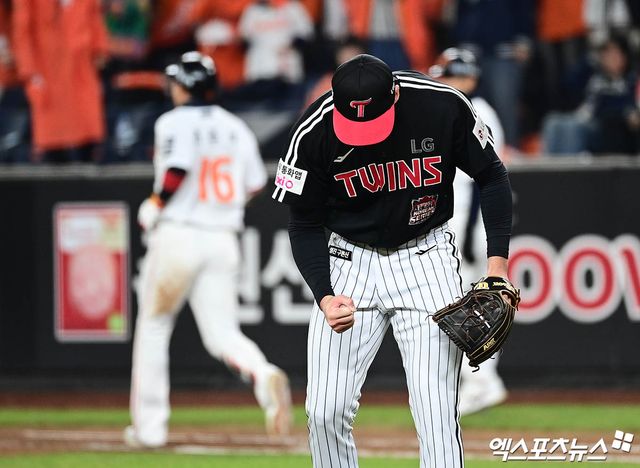 31일 오후 대전한화생명볼파크에서 열린 '2025 신한 SOL Bank KBO 한국시리즈' LG 트윈스와 한화 이글스의 경기, 7회말 무사 1루 LG 선발투수 톨허스트가 한화 하주석을 병살타로 돌려세운 뒤 기뻐하고 있다. 대전, 박지영 기자