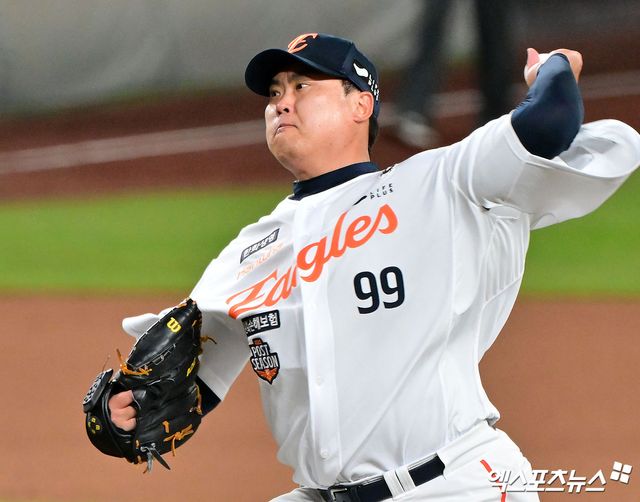 31일 오후 대전 한화생명 볼파크에서 열린 '2025 신한 SOL Bank KBO 한국시리즈' LG 트윈스와 한화 이글스의 5차전 경기, 8회초 한화 류현진이 공을 힘차게 던지고 있다. 대전, 김한준 기자