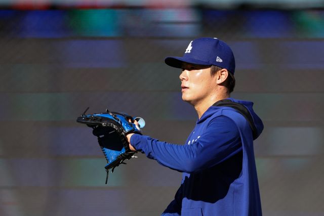 LA 다저스 야마모토 요시노부가 11월 1일(한국시간) 캐나다 온타리오주 토론토의 로저스센터에서 열리는 2025 미국 메이저리그(MLB) 포스트시즌 토론토 블루제이스와의 월드시리즈(WS) 6차전에 선발 등판한다. 야마모토는 직전 등판이었던 WS 2차전에서 9이닝 4피안타 8탈삼진 1실점으로 호투를 펼쳐 포스트시즌 2경기 연속 완투승을 거뒀다. Imagn Images 연합뉴스