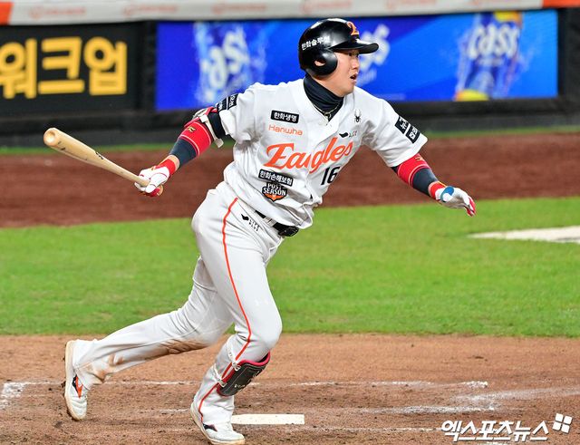 한화 이글스 내야수 하주석이 31일 대전 한화생명 볼파크에서 열린 2025 신한 SOL Bank KBO 한국시리즈(7전 4선승제, LG 3승1패) 5차전에서 2회말 LG 선발투수 앤더슨 톨허스트를 상대로 2루타를 기록했다. 사진 김한준, 박지영 기자