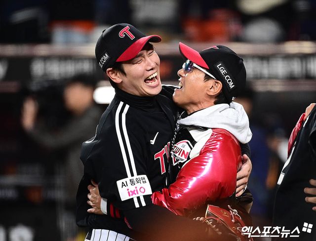31일 대전 한화생명볼파크에서 열린 '2025 신한 SOL Bank KBO 한국시리즈' LG 트윈스와 한화 이글스의 경기에서 LG가 선발투수 앤더스 톨허스트의 7이닝 1실점 완벽투에 힘입어 4-1로 승리하며 시리즈 전적 4승1패로 통합우승을 이뤘다. 경기 종료 후 염경엽 감독이 홍창기와 포옹하고 우승 감격을 느끼고 있다. 대전, 박지영 기자