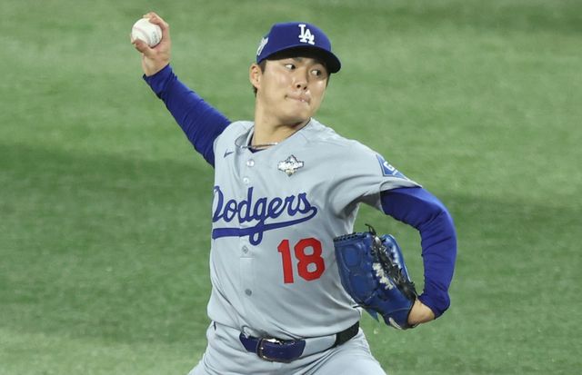 LA 다저스 야마모토 요시노부가 11월 1일(한국시간) 캐나다 온타리오주 토론토의 로저스센터에서 열리는 2025 미국 메이저리그(MLB) 포스트시즌 토론토 블루제이스와의 월드시리즈(WS) 6차전에 선발 등판한다. 야마모토는 직전 등판이었던 WS 2차전에서 9이닝 4피안타 8탈삼진 1실점으로 호투를 펼쳐 포스트시즌 2경기 연속 완투승을 거뒀다. UPI 연합뉴스