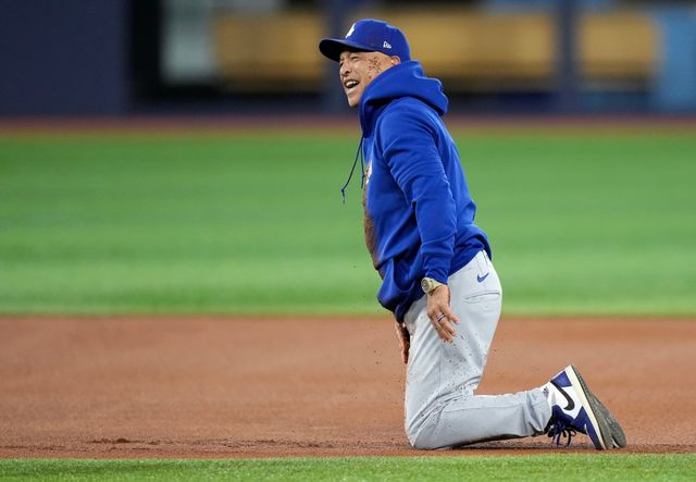 LA 다저스가 벼랑 끝에 몰린 가운데, 김혜성과 데이브 로버츠 감독이 팀 분위기를 밝게 만들었다. 다저스는 시리즈 전적 2승3패로 토론토 블루제이스를 6~7차전에서 모두 잡아야 WS 2연패를 달성할 수 있다. 빅리그 현역 시절 263도루를 기록한 로버츠 감독은 31일 캐나타 토론토에서 열린 훈련 도중 분위기 바꾸는 차원에서 김혜성에게 달리기 대결을 제안했다. 로버츠 감독이 넘어지면서 5m 뒤에서 출발한 김혜성이 이겼다. 월드시리즈에서 단 1초도 뛰지 못하고 있는 김혜성이 깜짝 등장한 순간이었다. 연합뉴스 