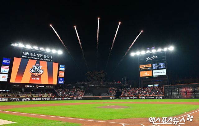 KBO는 31일 대전 한화생명 볼파크에서 열린 2025 신한 SOL Bank KBO리그 한화 이글스와 LG 트윈스의 한국시리즈(7전 4승제, LG 3승) 5차전에서 1만6750석이 모두 판매, 만원관중을 달성했다고 밝혔다. 사진 김한준, 박지영 기자