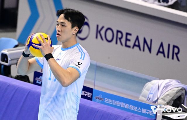 31일 오후 인천 계양체육관에서 열린 '진에어 2025-2026 V-리그' 남자부 1라운드 대한항공과 우리카드의 경기, 대한항공 임동혁이 서브를 준비하고 있다. KOVO