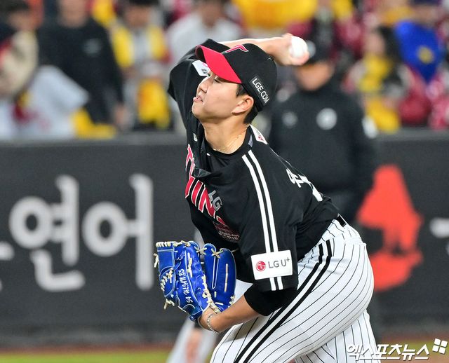 30일 오후 대전 한화생명 볼파크에서 열린 '2025 신한 SOL Bank KBO 한국시리즈' LG 트윈스와 한화 이글스의 4차전 경기, 9회말 LG 유영찬이 공을 힘차게 던지고 있다. 대전, 김한준 기자