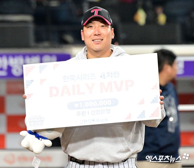 30일 오후 대전 한화생명 볼파크에서 열린 '2025 신한 SOL Bank KBO 한국시리즈' LG 트윈스와 한화 이글스의 4차전 경기, 9회에만 6점을 뽑아낸 LG가 한화에 7:4 역전승을 거두며 통합우승에 단 1승만을 남겨뒀다. 한국시리즈 4차전 데일리 MVP를 수상한 LG 김현수가 포즈를 취하고 있다. 대전, 김한준 기자