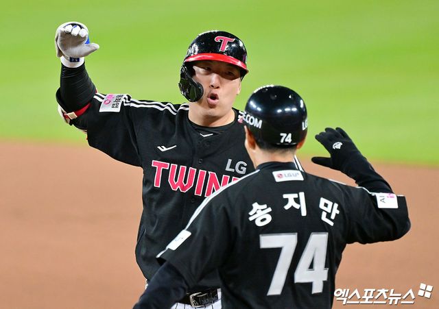 LG 트윈스 베테랑 타자 김현수(왼쪽)가 31일 대전 한화생명 볼파크에서 열린 2025 신한 SOL Bank KBO 한국시리즈(7전 4선승제, LG 3승1패) 5차전에서 6회초 1타점 적시타를 기록한 뒤 기뻐하고 있다. 사진 김한준, 박지영 기자