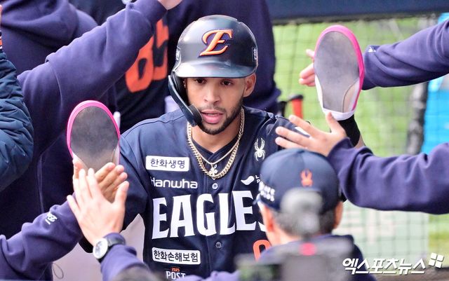 10월 26일 오후 서울 송파구 잠실야구장에서 열린 '2025 신한 SOL Bank KBO 한국시리즈' 한화 이글스와 LG 트윈스의 1차전 경기, 6회초 1사 3루 한화 리베라토가 노시환의 1타점 적시타때 득점에 성공하고 있다. 엑스포츠뉴스DB