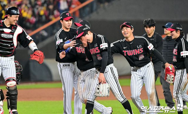  30일 오후 대전 한화생명 볼파크에서 열린 '2025 신한 SOL Bank KBO 한국시리즈' LG 트윈스와 한화 이글스의 4차전 경기, 9회에만 6점을 뽑아낸 LG가 한화에 7:4 역전승을 거두며 통합우승에 단 1승만을 남겨뒀다. 이날 경기에서 승리한 LG 박해민이 눈물을 흘리고 있다. 대전, 김한준 기자
