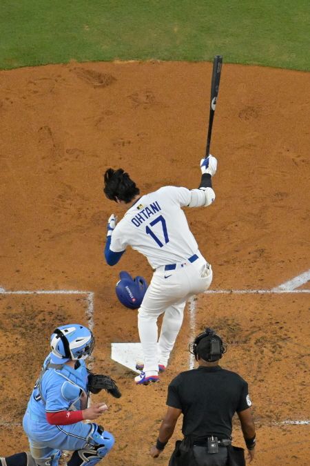 LA 다저스가 월드시리즈 2승3패로 밀려 벼랑 끝에 몰린 가운데 오타니 쇼헤이의 불펜 활용도 검토하고 있다. 데이브 로버츠 다저스 감독은 31일 캐나다 온타리오주 토론토의 로저스센터에서 열린 기자회견에서 '모든 가능성을 고려하고 있다. 우선 6차전에서 이기는 게 최우선'이라며 '이길 수 있다면 무엇이든 할 것이다. 최선의 결과를 낼 수 있도록 준비할 것'이라고 밝혔다. 오타니의 6차전 구원 등판 여부에 대해서도 '탈락이 걸린 상황이기 때문에 그런 기용에 대해서도 당연히 논의해야 한다'고 설명했다. 연합뉴스