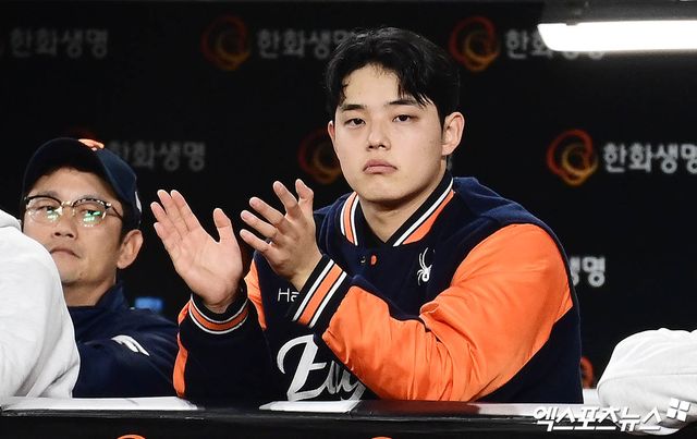 31일 오후 대전한화생명볼파크에서 열린 '2025 신한 SOL Bank KBO 한국시리즈' LG 트윈스와 한화 이글스의 경기에서 1회만 던지고 강판된 이날 한화 선발 문동주가 더그아웃에서 후배 정우주의 투구를 보며 박수 치고 있다. 문동주는 이날 구속이 150km/h도 나오질 않았다. 이날 경기 전까지 시리즈 전적 1승3패를 기록 중인 한화는 5차전에서도 패할 경우, 26년 만의 우승 꿈이 실패로 끝난다. 대전, 김한준·박지영 기자