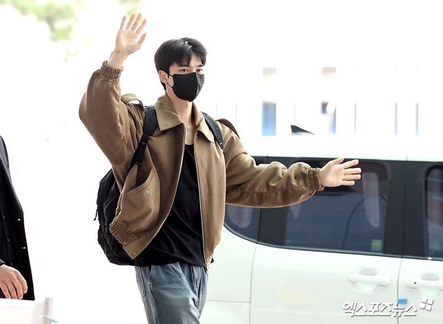 송강 '양팔벌려 팬들에게 전역 신고'