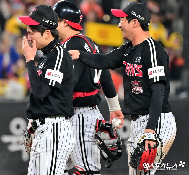  30일 오후 대전 한화생명 볼파크에서 열린 '2025 신한 SOL Bank KBO 한국시리즈' LG 트윈스와 한화 이글스의 4차전 경기, 9회에만 6점을 뽑아낸 LG가 한화에 7:4 역전승을 거두며 통합우승에 단 1승만을 남겨뒀다. 이날 경기에서 승리한 LG 박해민이 눈물을 흘리고 있다. 대전, 김한준 기자
