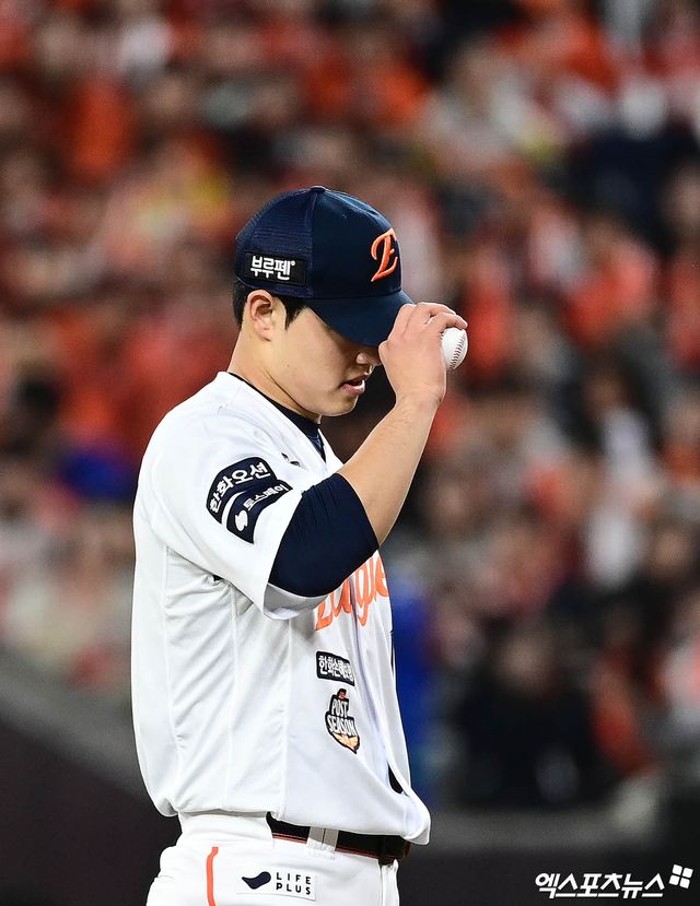 31일 오후 대전한화생명볼파크에서 열린 '2025 신한 SOL Bank KBO 한국시리즈' LG 트윈스와 한화 이글스의 경기에서 1회초 문동주가 적시타를 얻어맞은 뒤 고개를 숙이고 있다. 문동주는 1회를 마치고 조기 강판됐다. 이날 경기 전까지 시리즈 전적 1승3패를 기록 중인 한화는 5차전에서도 패할 경우, 26년 만의 우승 꿈이 실패로 끝난다. 대전, 김한준·박지영 기자