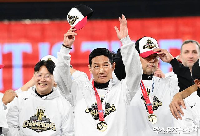 염경엽 LG 트윈스 감독이 31일 대전 한화생명 볼파크에서 열린 2025 신한 SOL Bank KBO 한국시리즈(7전 4승제, LG 3승1패) 5차전에서 한화 이글스를 4-1로 꺾고 팀 우승을 이끌었다. 대전, 김한준·박지영 기자