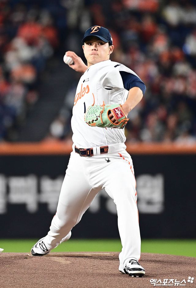 31일 오후 대전한화생명볼파크에서 열린 '2025 신한 SOL Bank KBO 한국시리즈' LG 트윈스와 한화 이글스의 경기에서 1회초 문동주가 투구하고 있다. 문동주는 1회 1실점한 뒤 마치고 조기 강판됐다. 이날 경기 전까지 시리즈 전적 1승3패를 기록 중인 한화는 5차전에서도 패할 경우, 26년 만의 우승 꿈이 실패로 끝난다. 대전, 김한준·박지영 기자