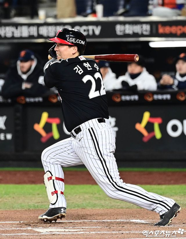 LG 트윈스 베테랑 타자 김현수가 31일 대전 한화생명 볼파크에서 열린 2025 신한 SOL Bank KBO 한국시리즈(7전 4선승제, LG 3승1패) 5차전에서 1회초 한화 이글스 투수 문동주를 상대로 1타점 적시타를 기록했다. 사진 김한준, 박지영 기자