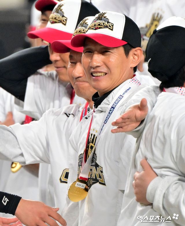 염경엽 LG 트윈스 감독이 31일 대전 한화생명 볼파크에서 열린 2025 신한 SOL Bank KBO 한국시리즈(7전 4승제, LG 3승1패) 5차전에서 한화 이글스를 4-1로 꺾고 팀 우승을 이끌었다. 대전, 김한준·박지영 기자