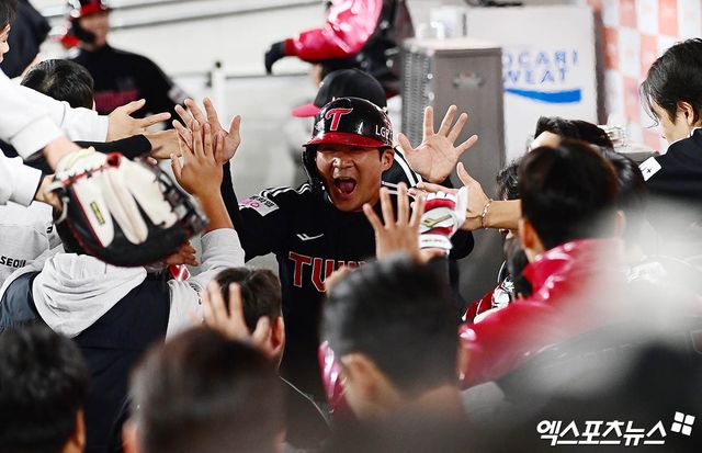 LG 트윈스 오지환이 31일 대전 한화생명 볼파크에서 열린 2025 신한 SOL Bank KBO 한국시리즈(7전 4승제, LG 3승1패) 5차전에서 9회초 득점 후 기뻐하고 있다. LG는 이날 4-1로 한화를 꺾으면서 통산 4번째 한국시리즈 우승의 위업을 달성했다. 사진 김한준, 박지영 기자