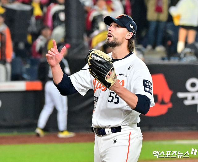 30일 오후 대전 한화생명 볼파크에서 열린 '2025 신한 SOL Bank KBO 한국시리즈' LG 트윈스와 한화 이글스의 4차전 경기, 8회초 2사 2루 한화 와이스가 마운드를 내려가고 있다. 대전, 김한준 기자
