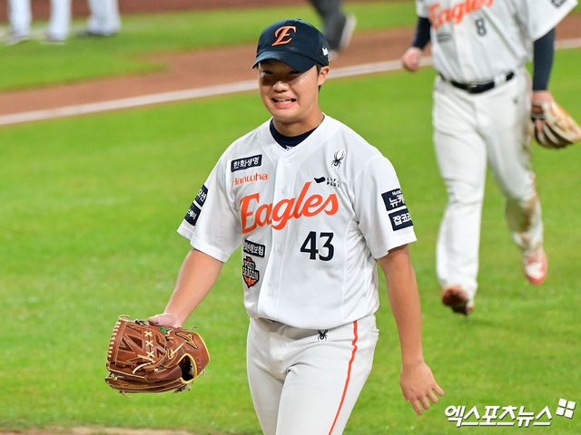 한화 이글스 우완 루키 정우주가 31일 대전 한화생명 볼파크에서 열린 2025 신한 SOL Bank KBO 한국시리즈(7전 4선승제, LG 3승1패) 5차전에서 2이닝 1실점을 기록했다. 사진 김한준, 박지영 기자