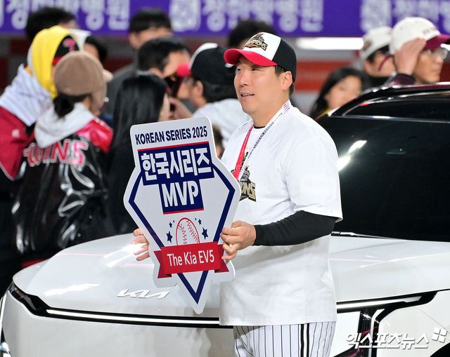 LG 트윈스 김현수가 31일 대전 한화생명 볼파크에서 열린 2025 신한 SOL Bank KBO 한국시리즈(7전 4승제, LG 3승1패) 5차전 종료 후 시리즈 MVP를 수상했다. 사진 김한준, 박지영 기자