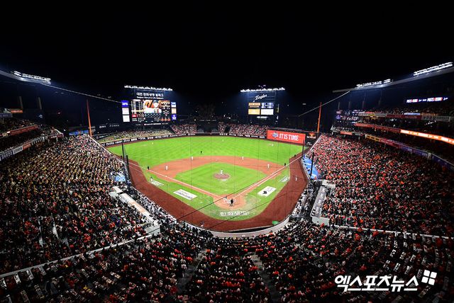 KBO는 31일 대전 한화생명 볼파크에서 열린 2025 신한 SOL Bank KBO리그 한화 이글스와 LG 트윈스의 한국시리즈(7전 4승제, LG 3승) 5차전에서 1만6750석이 모두 판매, 만원관중을 달성했다고 밝혔다. 사진 김한준, 박지영 기자