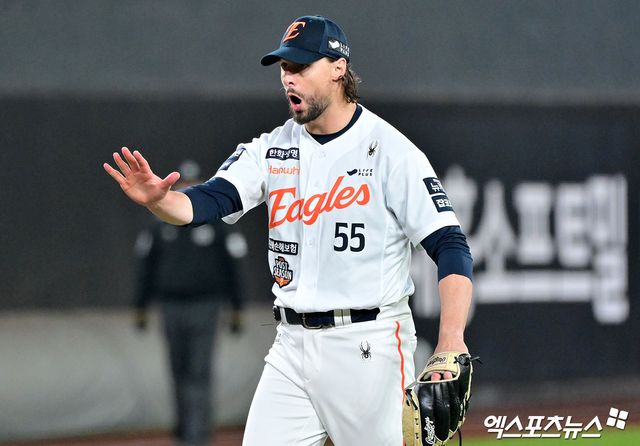 30일 오후 대전 한화생명 볼파크에서 열린 '2025 신한 SOL Bank KBO 한국시리즈' LG 트윈스와 한화 이글스의 4차전 경기, 8회초 2사 한화 와이스가 더그아웃을 향해 교체를 거부하고 있다. 엑스포츠뉴스DB