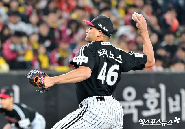 30일 오후 대전 한화생명 볼파크에서 열린 '2025 신한 SOL Bank KBO 한국시리즈' LG 트윈스와 한화 이글스의 4차전 경기, 1회말 LG 선발투수 치리노스가 공을 힘차게 던지고 있다. 대전, 김한준 기자