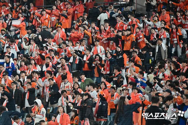 KBO는 31일 대전 한화생명 볼파크에서 열린 2025 신한 SOL Bank KBO리그 한화 이글스와 LG 트윈스의 한국시리즈(7전 4승제, LG 3승) 5차전에서 1만6750석이 모두 판매, 만원관중을 달성했다고 밝혔다. 사진 김한준, 박지영 기자